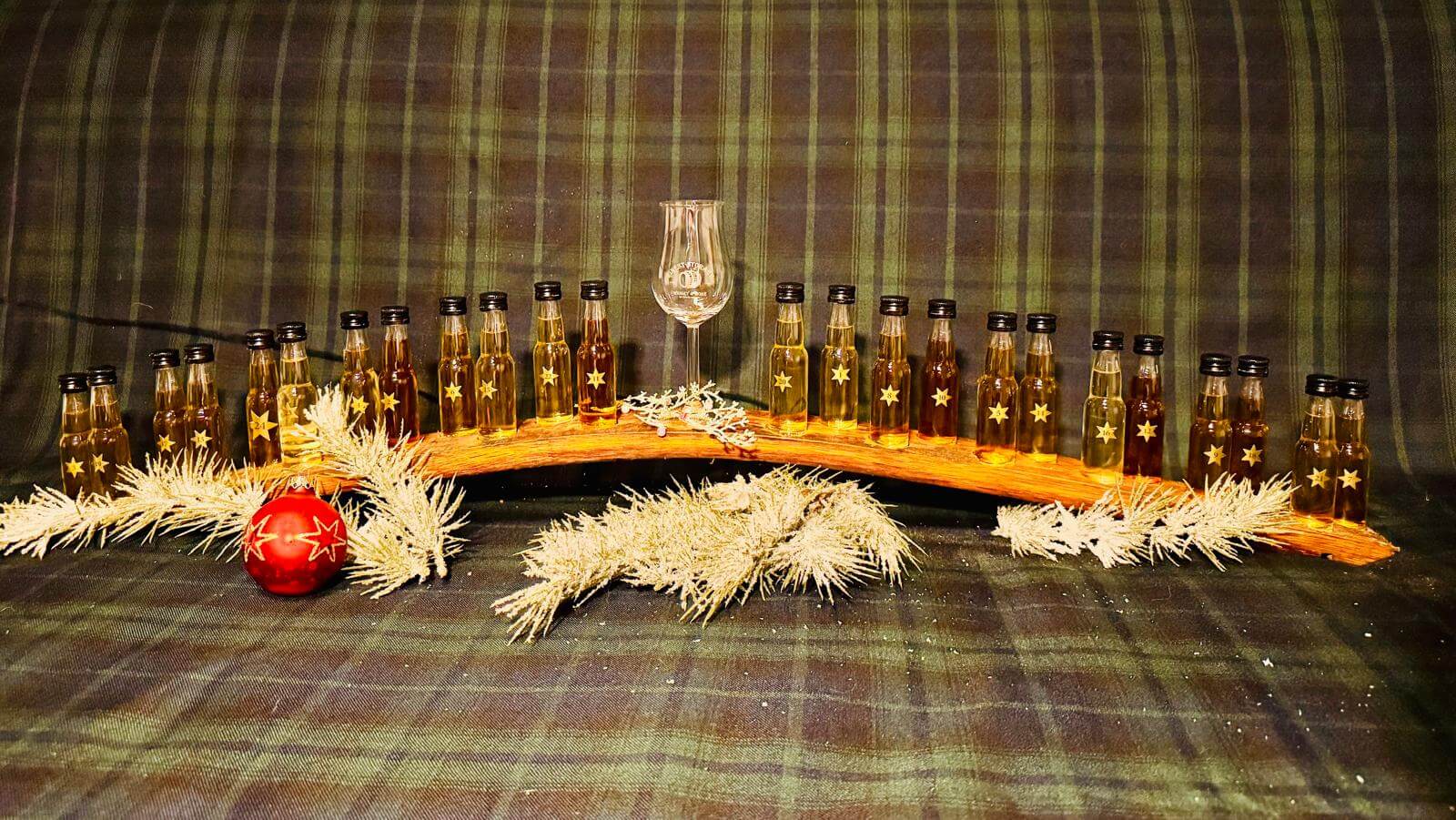 Der Finest-Storage Adventskalender🎄 Die Adventszeit wird dieses Jahr zu einem besonderen Erlebnis: Unser erster exklusiver Whisky-Adventskalender überrascht dich mit 24 ausgewählten Whiskys aus aller Welt. ✨ Präsentiert wird das Ganze auf einer durch uns handgefertigten Fassdaube – stilvoll und rustikal, ein echter Blickfang.