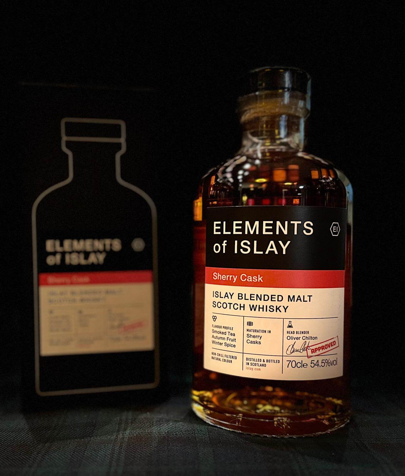 🥃 Whisky des Monats – März 2026 Elements of Islay Sherry Cask Jetzt für kurze Zeit: Wenn Rauch in Sherry badet… Der Elements of Islay Sherry Cask ist kein gewöhnlicher Whisky. Er ist ein Statement: kraftvoll, rauchig, charmant – und reif geworden in edlen Sherryfässern. Stell dir einen torfigen Islay-Malt vor, der sich im Urlaub in Spanien verliebt – und nie mehr nach Hause will. So schmeckt dieser Whisky. Hinter dieser außergewöhnlichen Abfüllung steht das Team von Elixir Distillers in London – berühmt für die Serie Elements of Islay. Was als nerdige Apothekerfläschchen begann, ist heute ein moderner Klassiker für Liebhaber rauchiger Tropfen mit Tiefgang.