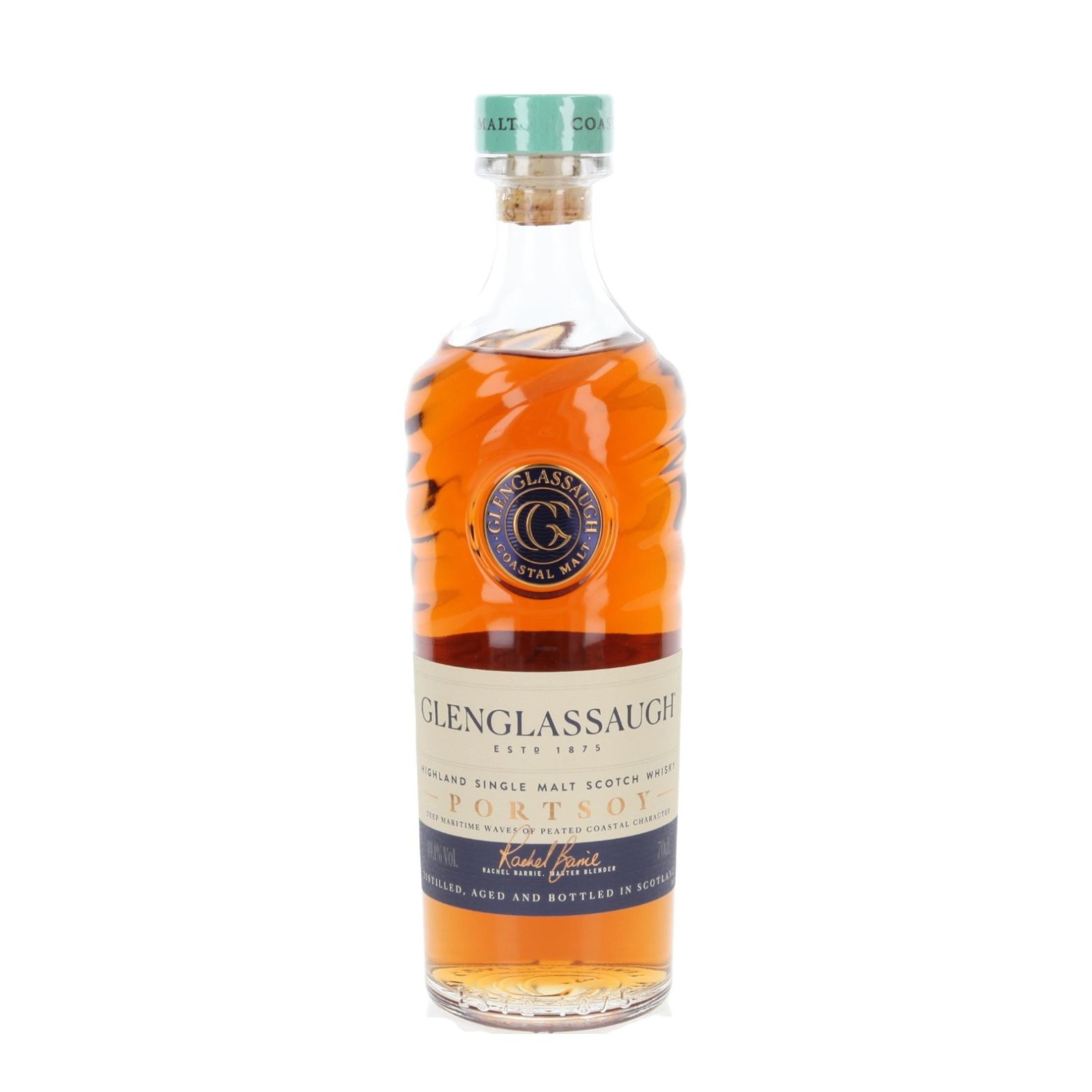 Whisky des Monats Oktober: Der Glenglassaugh Portsoy trägt den Namen der benachbarten historischen Hafenstadt Portsoy und ist eine Hommage an den maritimen Charakter der Brennerei. Für diese Abfüllung trifft der kräftig getorfte Single Malt auf eine spannende Kombination aus Sherry-, Bourbon- und Portweinfässern. So entsteht ein Whisky, der zwei Welten miteinander verbindet: rauchige Tiefe und Küstencharakter auf der einen Seite, Fruchtigkeit und dunkle Süße auf der anderen. In der Nase zeigen sich intensive maritime Eindrücke, tropische Früchte, dunkle Sherry-Noten, Lakritz und Seetang. Am Gaumen wird der Portsoy kraftvoll und vollmundig: dunkle Schokolade, geschmorte beziehungsweise geröstete Mango und Melassesirup treffen auf würzige Tiefe und eine feine Spur von Meersalz. Mit seinen 49,1 % Vol. besitzt er ordentlich Kraft, ohne dabei seinen vielschichtigen Charakter zu verlieren. Ein spannender Coastal Malt für alle, die Rauch, Frucht und maritime Aromen gerne gemeinsam im Glas erleben.